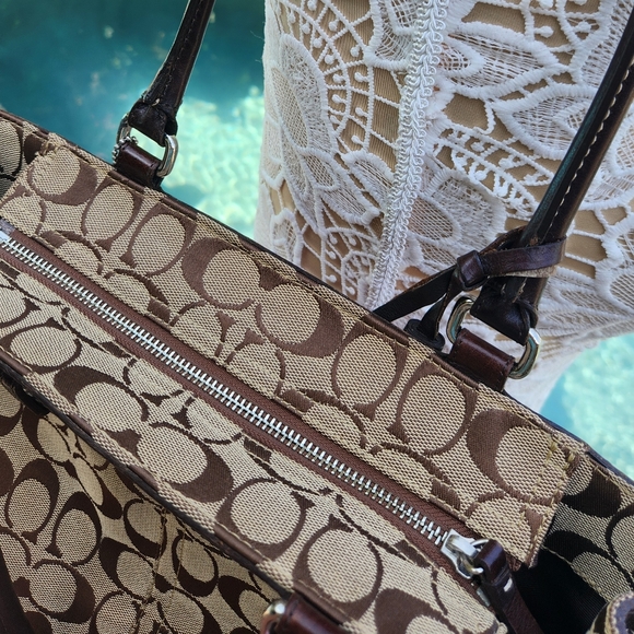 Fall Coach Bag! Beautiful Coach Monogram Shoulder bag in EUC - Picture 2 of 9